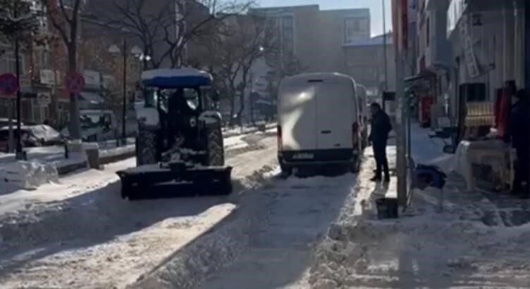 Kars’ta yoğun kar yağışı ve tipi nedeniyle adeta beyaza bürünen