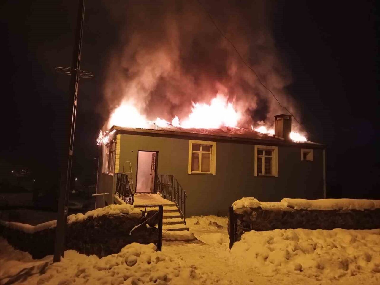 KARS (İHA) – Kars’ta imam evi alev alev yandı. İtfaiye