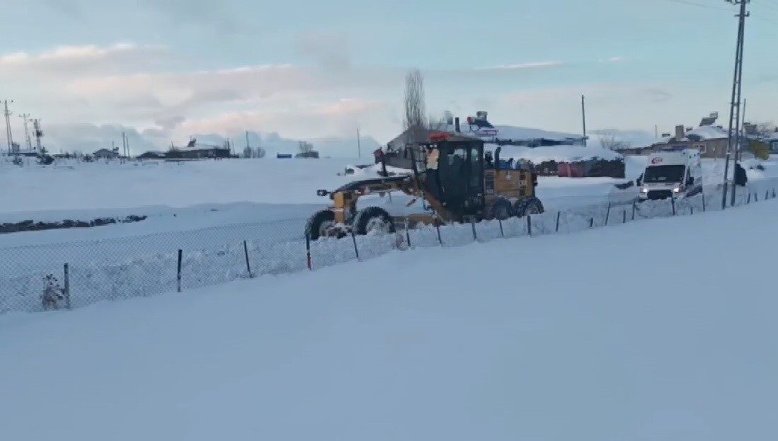 Kars’ta yoğun kar yağışı ve tipi hayatı felç ederken, “kar
