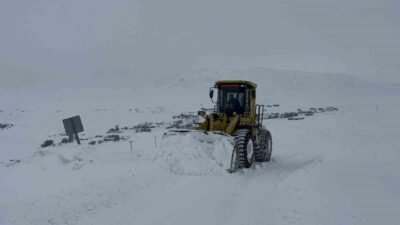 Kars’ta kar kaplanlarının 2 bin 100 rakımlı köy yollarında karla