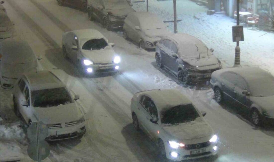 Kars’ta akşam saatlerinden itibaren etkisini artıran yoğun kar yağışı ve