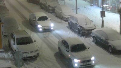 Kars’ta akşam saatlerinden itibaren etkisini artıran yoğun kar yağışı ve