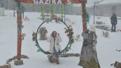 Kars’ta etkili olan kar yağışı, kenti adeta bir masal diyarına