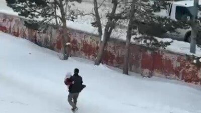 Kars’ta rahatsızlanan annesini kucağında taşıyan şahsın sosyal medyada paylaşılan görüntüleri