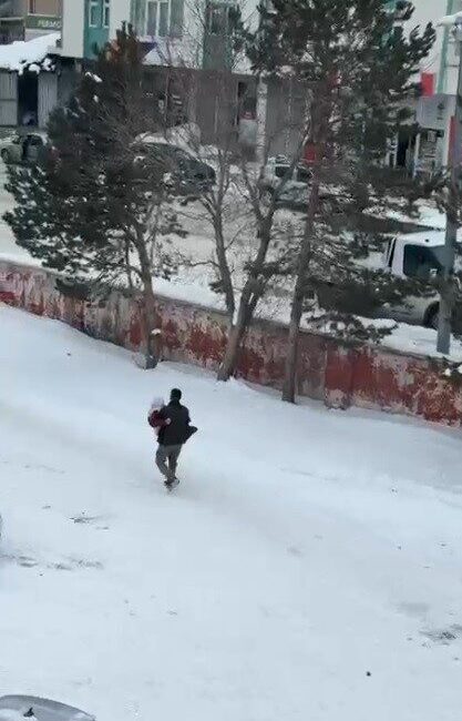 Kars’ta rahatsızlanan annesini kucağında taşıyan şahsın sosyal medyada paylaşılan görüntüleri