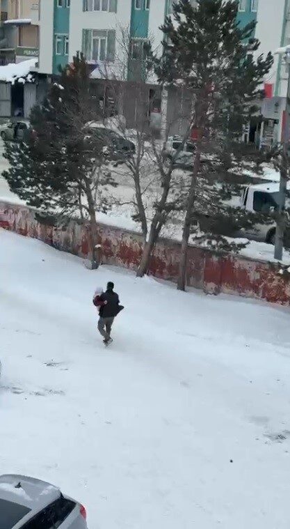 Kars’ta rahatsızlanan annesini kucağında taşıyan şahsın sosyal medyada paylaşılan görüntüleri