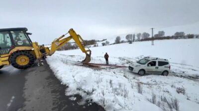 Kars’ta buzlanan yolda sürücüsünün direksiyon hakimiyetini kaybettiği hafif ticari araç,