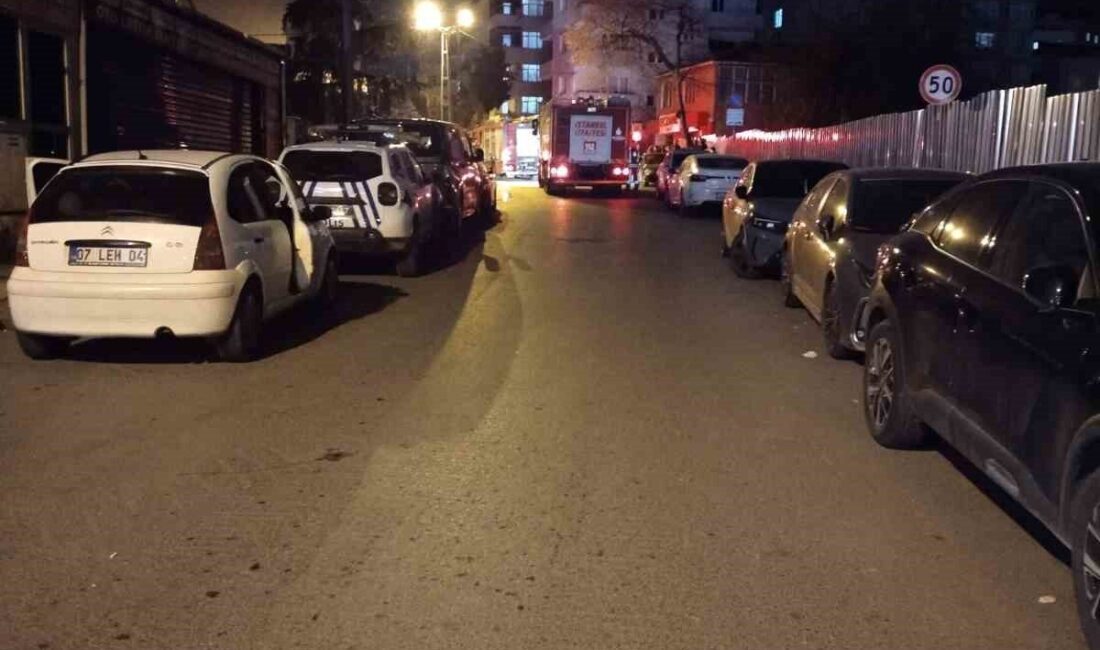 Kartal’da 5 katlı binanın çatısında yangın çıktı. Alevler, itfaiye ekiplerinin