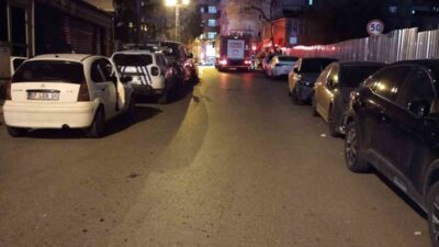 Kartal’da 5 katlı binanın çatısında yangın çıktı. Alevler, itfaiye ekiplerinin