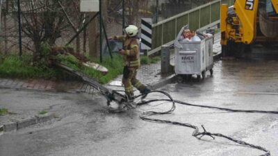 Kartal Yakacık’ta kum boşaltma işlemi sırasında elektrik tellerine takılan hafriyat
