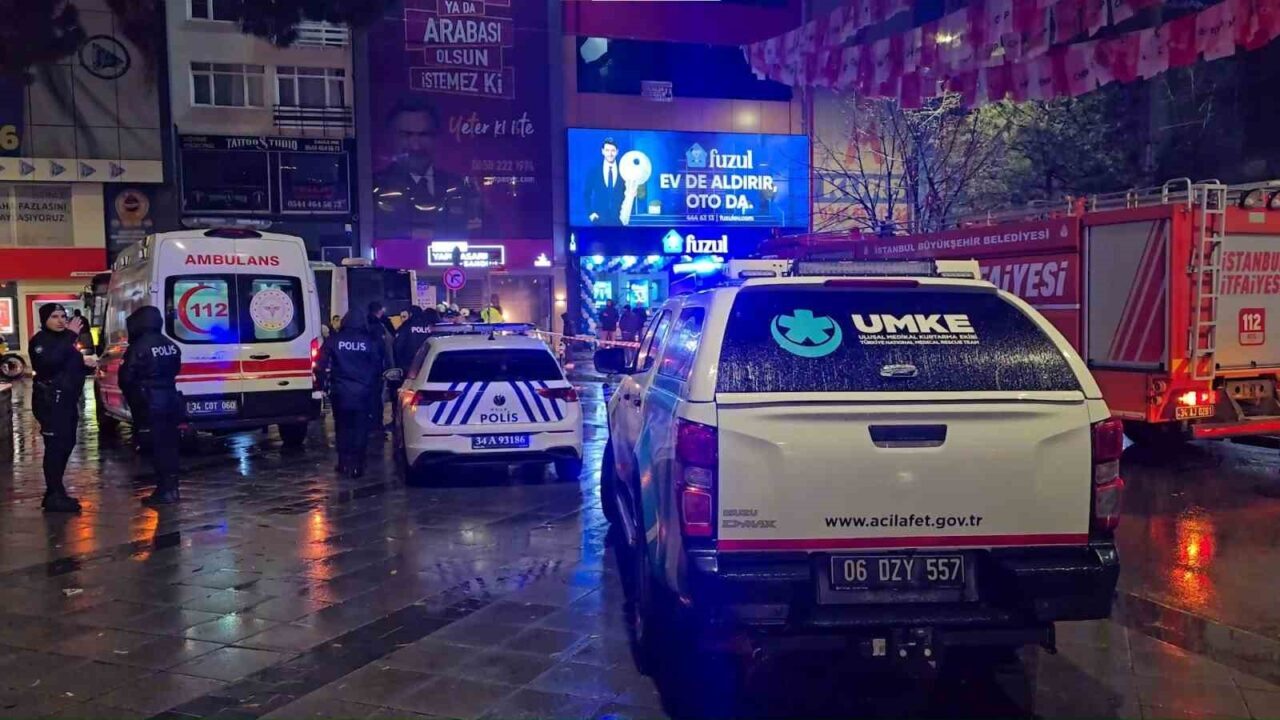 İstanbul’un Kartal ilçesinde seyir halindeki İETT otobüsünün kontrolden çıkarak bir