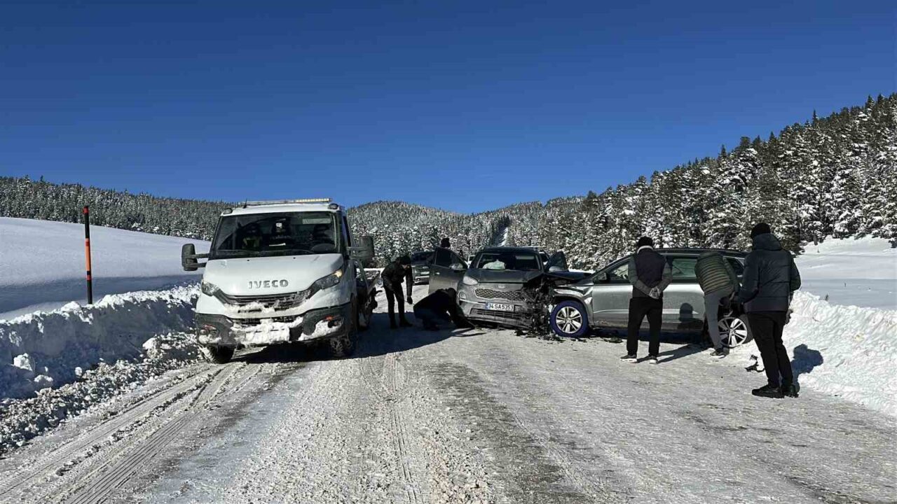 Bolu’da Kartalkaya Kayak Merkezi yolunda, kar yağışı ve buzlanma nedeniyle