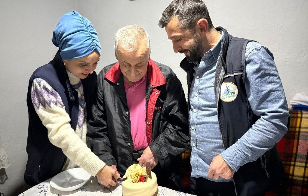 Kartepe Belediyesi Alo Evlat Sağlık Kulübü ekipleri, yılbaşı akşamında ilçedeki
