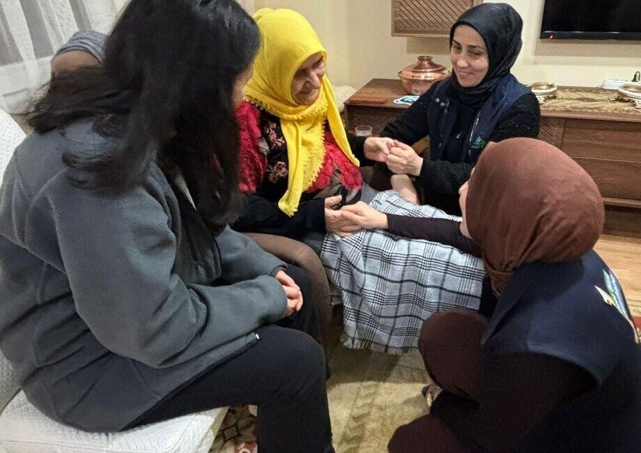 Kartepe’de yaşlı vatandaşları düzenli olarak ziyaret eden belediye ekipleri, sağlık