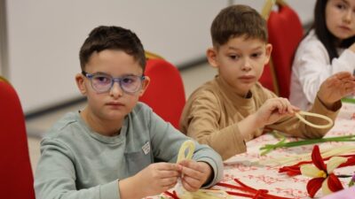 Kartepe’de yarıyıl tatilini değerlendiren öğrenciler, belediye tarafından düzenlenen sanat etkinliklerinde