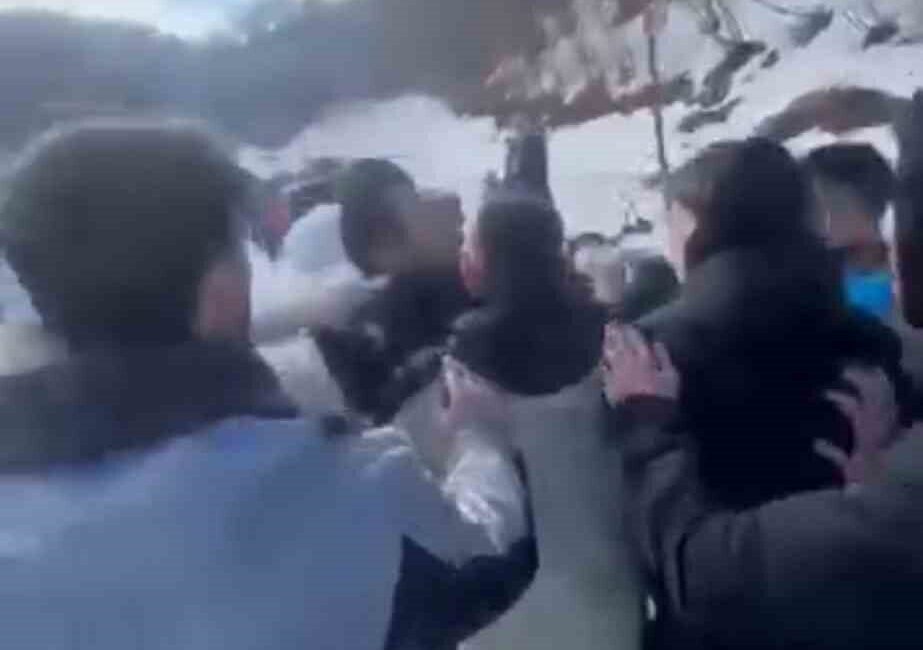 Kocaeli’nin turizm bölgesi Kartepe’de ATV turu düzenleyen şahıslar, tartıştıkları vatandaşlara