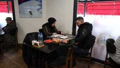 Kartepe’de ikamet eden ve evliliklerinde birinci yılı dolduran çiftler, belediyenin