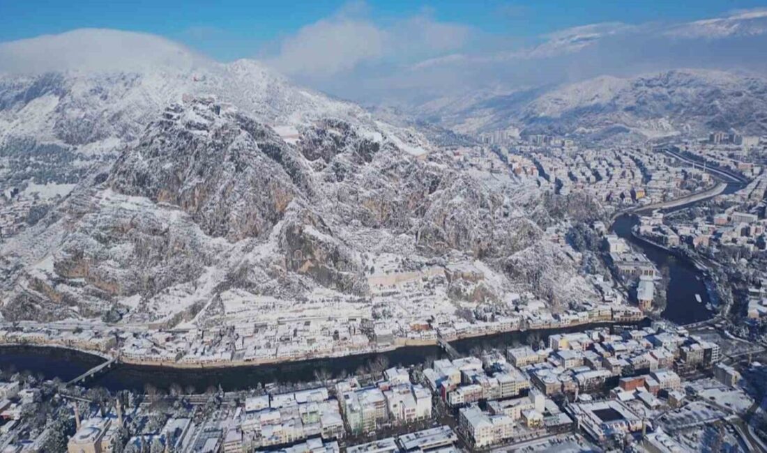 Kar yağışıyla birlikte beyaza bürünen Şehzadeler Şehri Amasya’da kartpostallık görüntüler