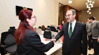 İzmir’de faaliyet gösteren yerel basın kuruluşlarıyla bir araya gelen Önceki