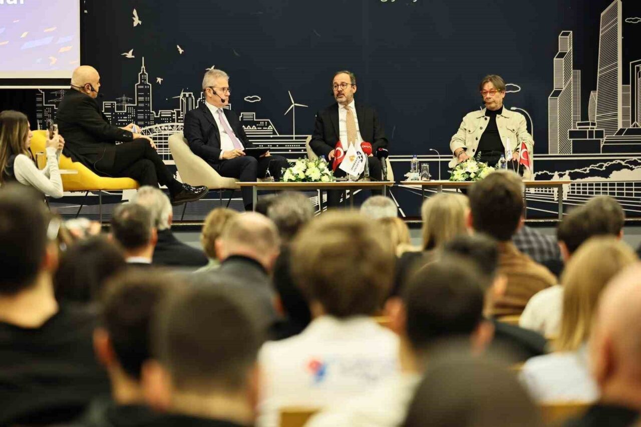 Önceki dönem Gençlik ve Spor Bakanı, AK Parti İzmir Milletvekili