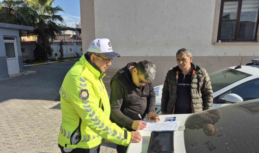 Adana’da trafikte yol verme meselesi yüzünden çıkan kavgada kaskla servis