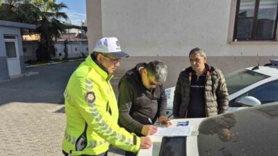 Adana’da trafikte yol verme meselesi yüzünden çıkan kavgada kaskla servis