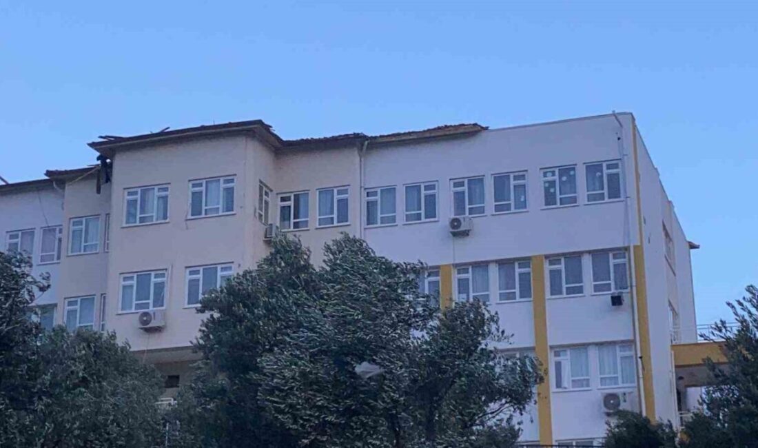 Antalya’nın Kaş ilçesinde dün gece etkili olan şiddetli rüzgar nedeniyle