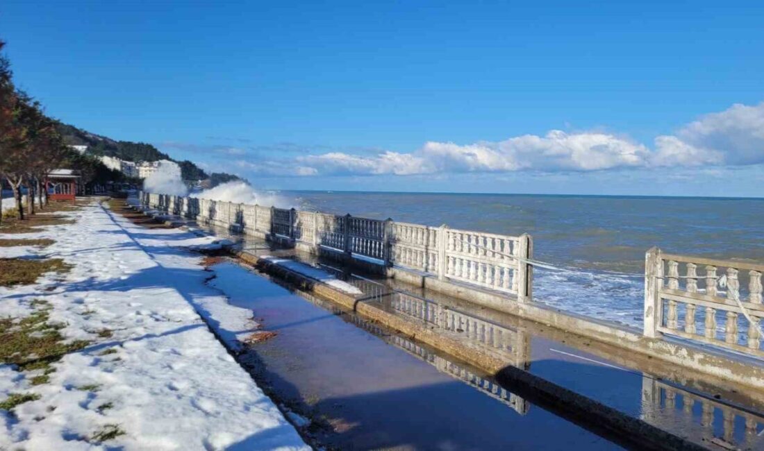 Kastamonu’da dev dalgaların dövdüğü sahil şeridindeki kaldırımlarda hasar meydana geldi.