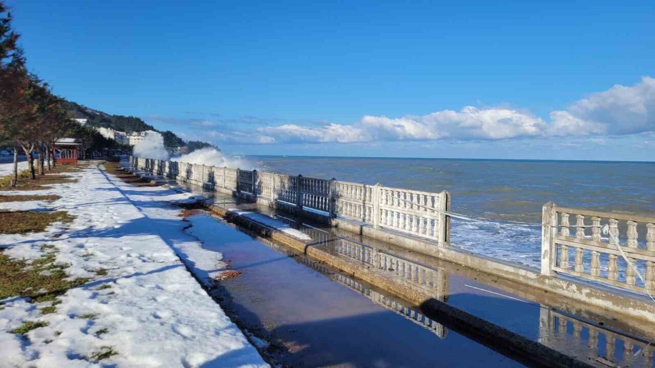 Kastamonu’da dev dalgaların dövdüğü sahil şeridindeki kaldırımlarda hasar meydana geldi.