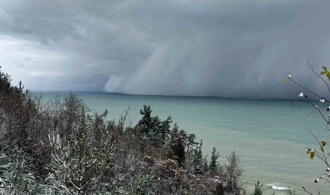 Kastamonu’nun İnebolu ilçesinde Karedeniz üzerindeki ’deniz etkili kar yağışı’ ilginç