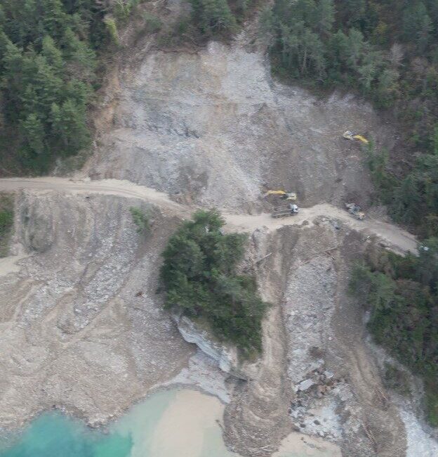 Kastamonu’da yağış sonrası meydana gelen heyelan sebebiyle ulaşıma kapanan İnebolu-Doğanyurt-Cide
