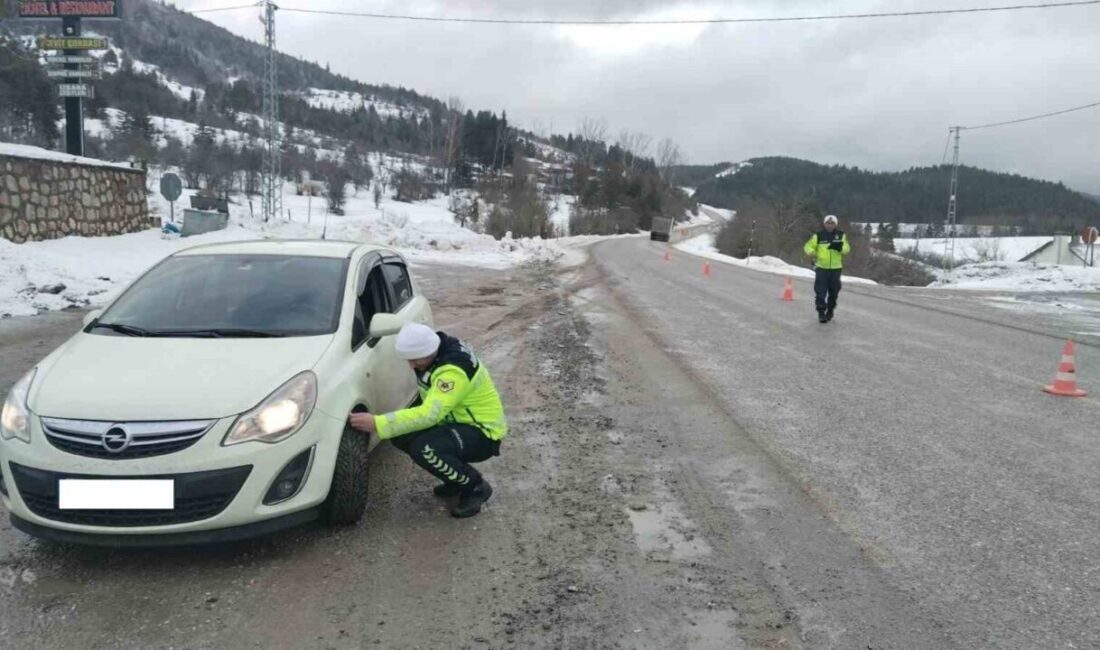 Kastamonu’da jandarma ekipleri tarafından buzlanma sebepli kazaların önüne geçmek için