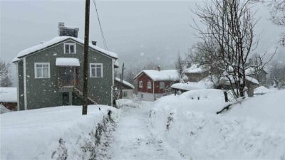 Kastamonu’da etkili olan kar yağışı sebebiyle 167 köy yolu ulaşıma