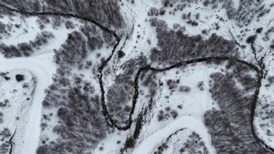 Kastamonu’nun İhsangazi ilçesinde etkili olan kar yağışı sonrasında beyaz örtüyle