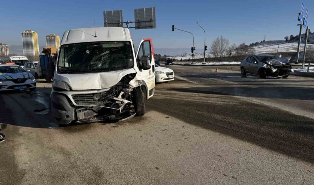 Kastamonu’da panelvan minibüs ile otomobilin çarpışması neticesinde meydana gelen kazada
