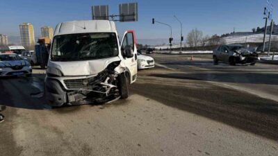Kastamonu’da panelvan minibüs ile otomobilin çarpışması neticesinde meydana gelen kazada