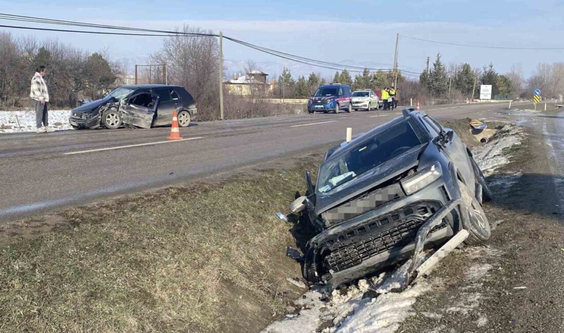 Kastamonu’da cip ile otomobilin çarpışması neticesinde meydana gelen kazada 3