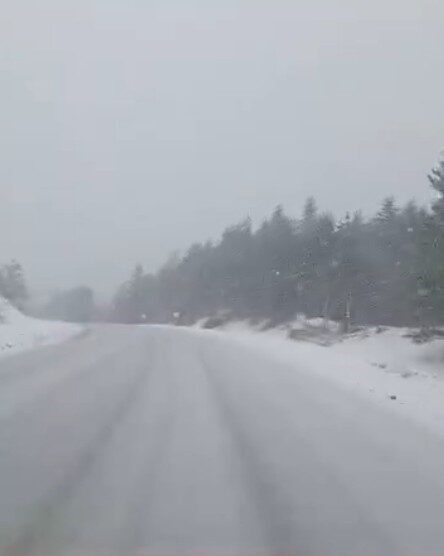 Kastamonu’da hava sıcaklığının düşmesinin ardından yüksek rakımlı bölgelerinde kar yağışı