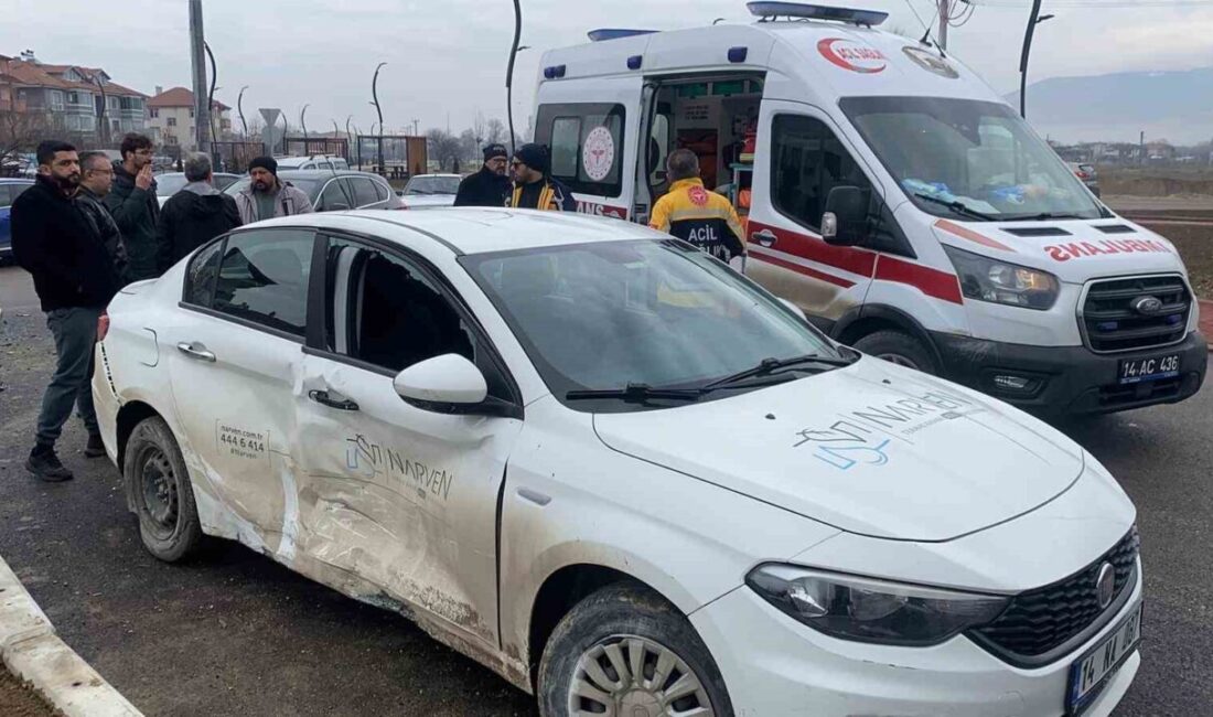 Bolu’da farklı yönlerden kavşağa giren iki otomobilin çarpışması sonucu 1