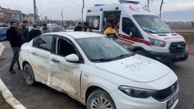 Bolu’da farklı yönlerden kavşağa giren iki otomobilin çarpışması sonucu 1