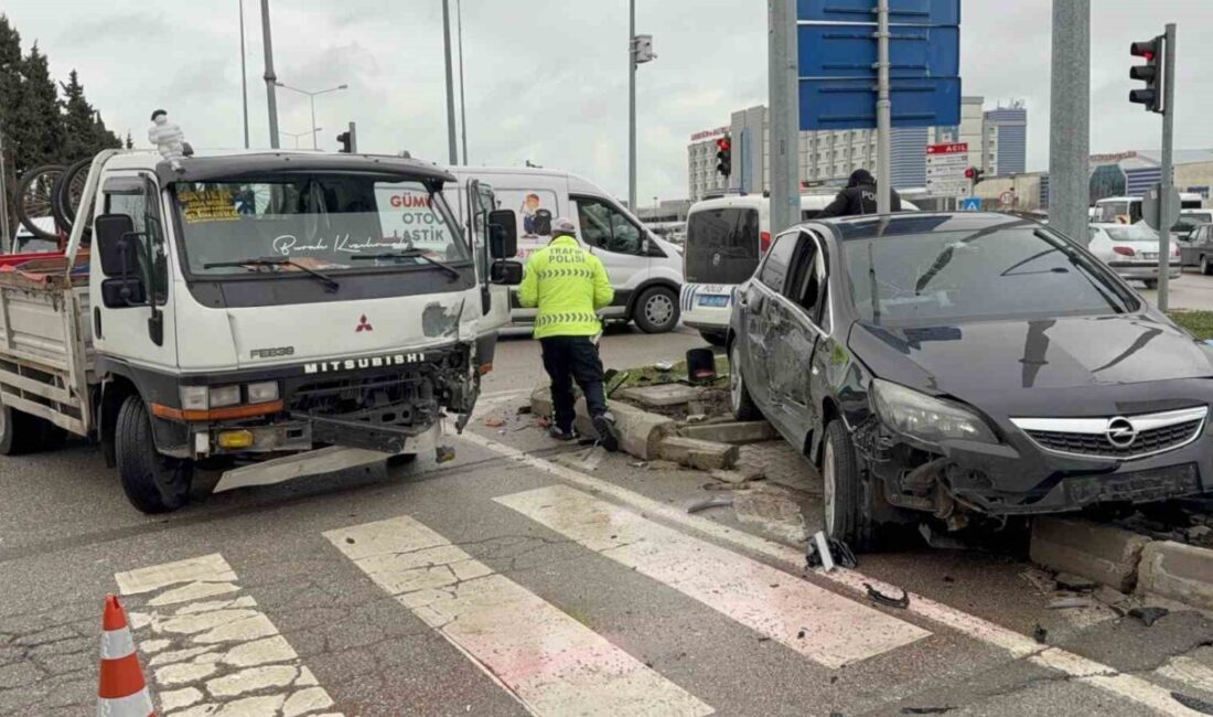Samsun’da kavşakta kamyonet ile otomobilin çarpıştığı kazada 3 kişi yaralandı.