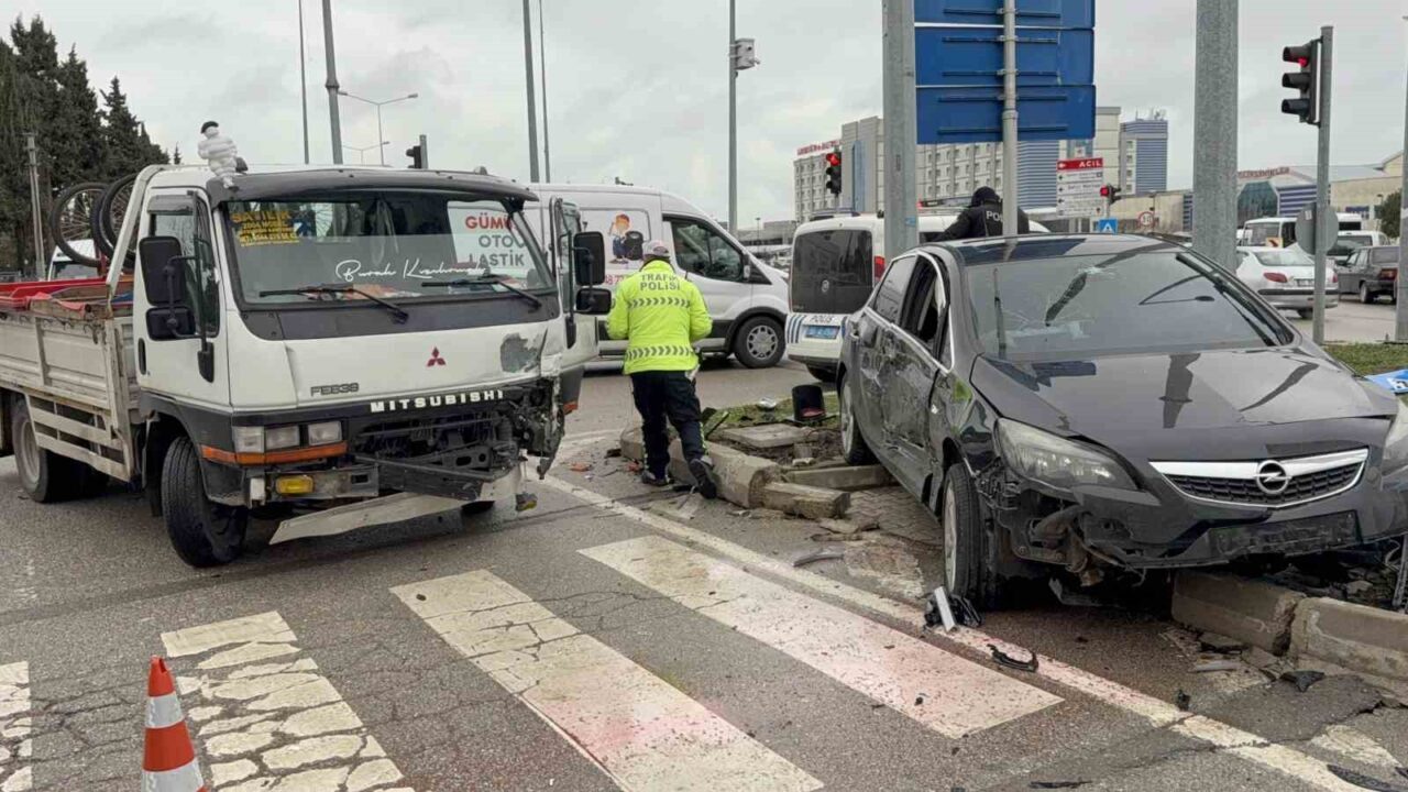 Samsun’da kavşakta kamyonet ile otomobilin çarpıştığı kazada 3 kişi yaralandı.
