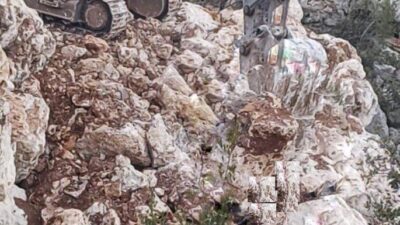 Mersin’in Silifke ilçesinde yıkılan kaya duvar parçalarının altında kalan bir