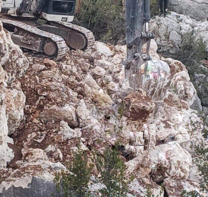 Mersin’in Silifke ilçesinde yıkılan kaya duvar parçalarının altında kalan bir