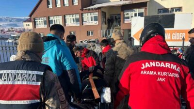 Bingöl’de kayak merkezinde kayarken düşerek yaralanan kişinin yardımına JAK ve