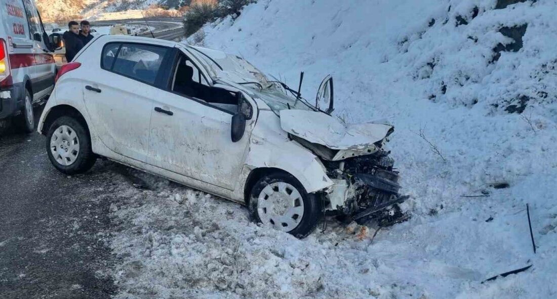 Adıyaman’ın Gölbaşı ilçesinde kayarak kontrolden çıkan bir otomobilin yol kenarında