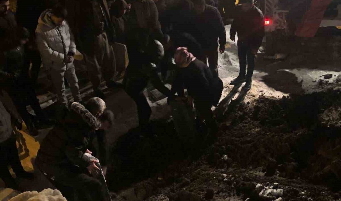 Hakkari’nin Keklik Pınar Mahallesi’nde kayarken belediye toplu taşıma otobüsünün altında