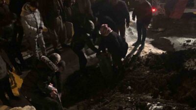 Hakkari’nin Keklik Pınar Mahallesi’nde kayarken belediye toplu taşıma otobüsünün altında