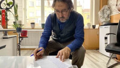 Eskişehir Şairler Derneği Başkanı Kenan Demirel, kaybettiği telefonu için yazdığı