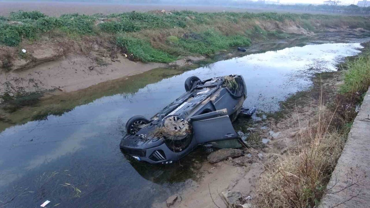 Antalya’da sürücüsünün kayganlaşan yolda direksiyon hakimiyetini kaybeden sürücünün kullandığı araç